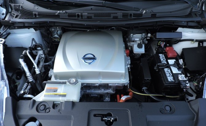 http://autoguide.com.vsassets.com/blog/wp-content/uploads/2015/04/2015-Kia-Soul-EV-vs-2015-Nissan-Leaf-94.jpg